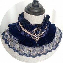 Collier tour de cou en ruban de velours bleu et broche strassée