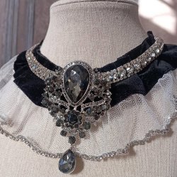 Collier tour de cou en ruban de velours noir et broche strassée grise