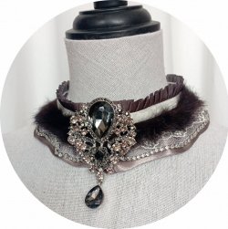 Collier tour de cou satin taupe et broche argentée strassée