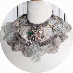 Collier tour de cou en soie et dentelle grise et étoile de mer strassée