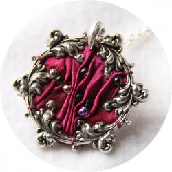 Collier victorien médaillon en ruban de soie shibori rose fuchsia et cadre argenté à volutes arabesques brodé