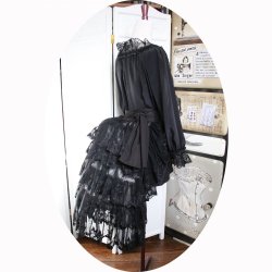 Demi tournure 'faux-cul' ou 'bustle' Steampunk Victorienne en dentelle ivoire et tulle brodé noir