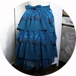 Demi tournure 'faux-cul' ou 'bustle' Steampunk Victorienne en satin bleu paon et dentelle brodée