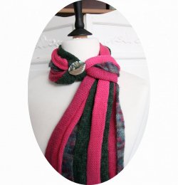 Echarpe en laine multirang en laine rose et verte et mohair avec bouton irisé