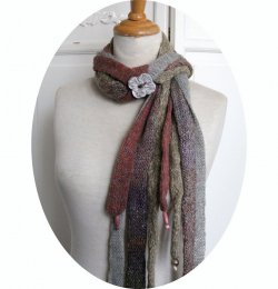 Echarpe en laine multirang en rangs de laine beige kaki et rouge et bouton en céramique