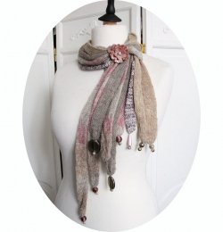 Echarpe en laine multirang en rangs de laine beige et rose et bouton en céramique