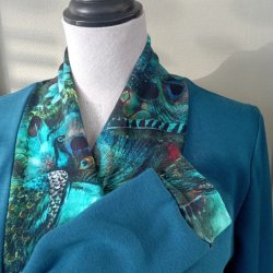 Gilet long en polaire alpine bleu canard et col kimono imprimé paon