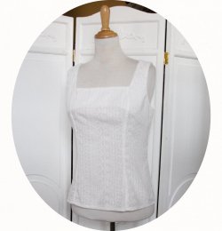 Haut cintré sans manches en broderie anglaise écrue pur coton avec une encolure carrée