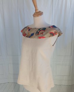 Haut trapeze sans manches en double gaze beige et col éventails