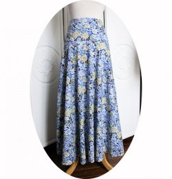 Jupe bleue à fleurs evasée longue en coton imprimé de marguerites