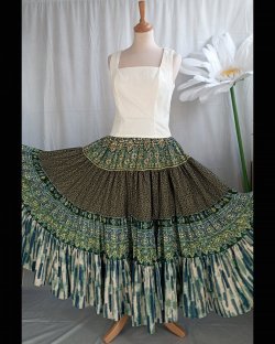 Jupe longue évasée à volants tissu bleu vert