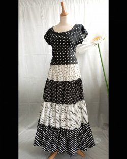 Jupe longue évasée à volants tissu à pois noir et blanc