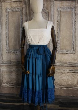 Jupe mi-longue à volants en satin bleu paon et dentelle brodée bleu pétrole