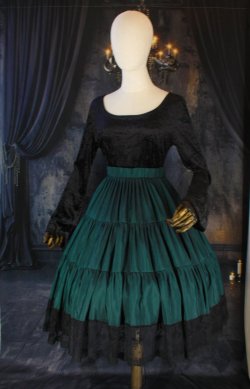 Jupe mi-longue à volants en taffetas vert émeraude et dentelle noire