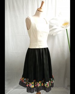 Jupe qui tourne noire et imprimé fleurs