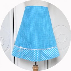 Jupe trapeze courte en coton bleu turquoise a pois blancs et noeud en ruban de satin blanc style pinup