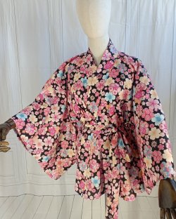 Kimono japonais noir à fleurs