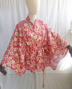 Kimono japonais rouge à fleurs