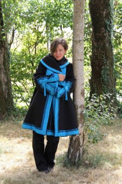 Manteau laine et cachemire gris et détails en soie bleue d'inspiration asiatique