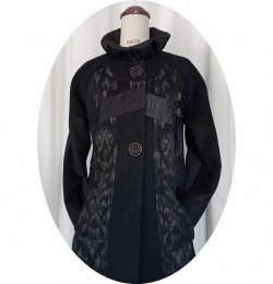 Manteau noir de forme trapeze en patchwork de lainages
