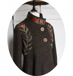 Manteau Spencer de forme trapèze en laine marron chiné brodé à la main