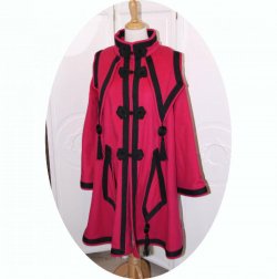 Manteau trapeze long en laine rose fuchsia brandebourgs et galon passementerie noirs