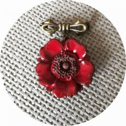 Petite broche coquelicot bouton en céramique rouge et attache bronze