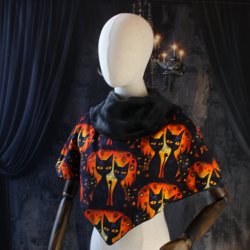 Poncho court noir imprimé chats noirs  et doublure polaire noire