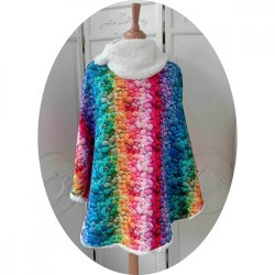 Poncho imprimé arc en ciel coloré et doublure moumoute