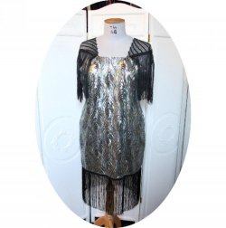 Robe annees 20 en tulle noir a sequins plume de paon avec une doublure en soie et un rang de frange noire facon charleston