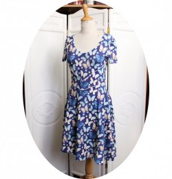 Robe bleue cintrée en jersey coton bleu imrimé de papillons