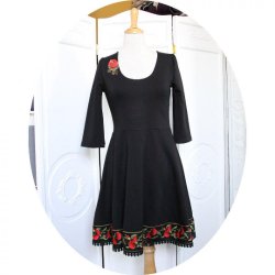 Robe courte à jupe évasée et manches trois quart en maille jersey noire et coquelicot rouge