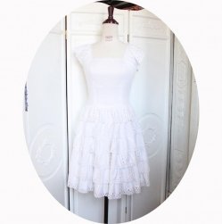 Robe fifties pin up blanche sans manches à jupe corole en dentelle