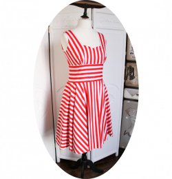 Robe rétro de style pin up en coton marinière  à rayures rouge et blanc a jupe évasée montée sur une large ceinture