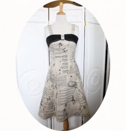 Robe thème musique en coton beige imprimé instruments et notes de musique noires ajustée sur le buste avec une jupe évasée et bandeau noir