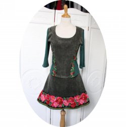 Top bustier haut noir cintré en jersey vert velours vert et motif pivoines roses à manches trois quart