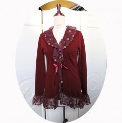 Veste gilet à manches longues en maille jersey de coton bordeaux et dentelle forme légèrement queue de pie