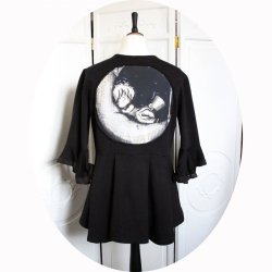 Veste queue de pie noire en maille coton à manches trois quart volantée et motif pierrot sur sa lune